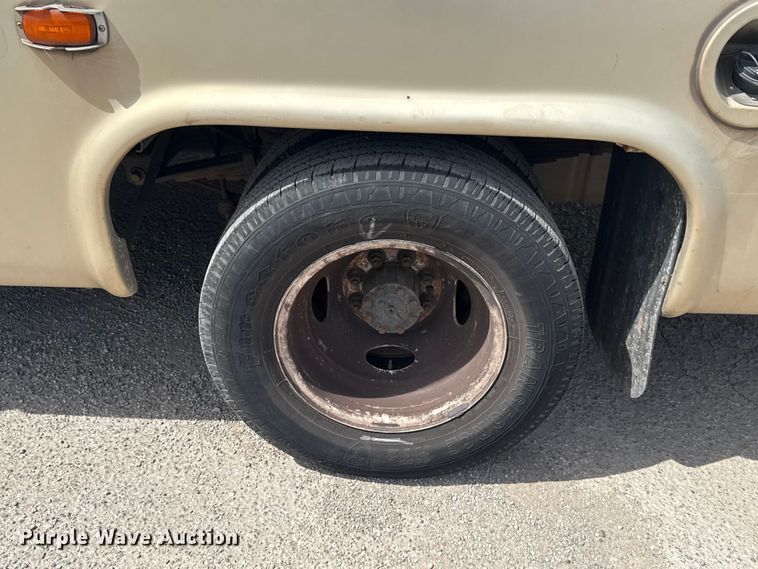 image for item DR1005 2017 Ford E450 shuttle bus