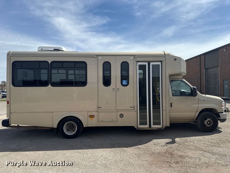 image for item DR1006 2016 Ford E450 shuttle bus