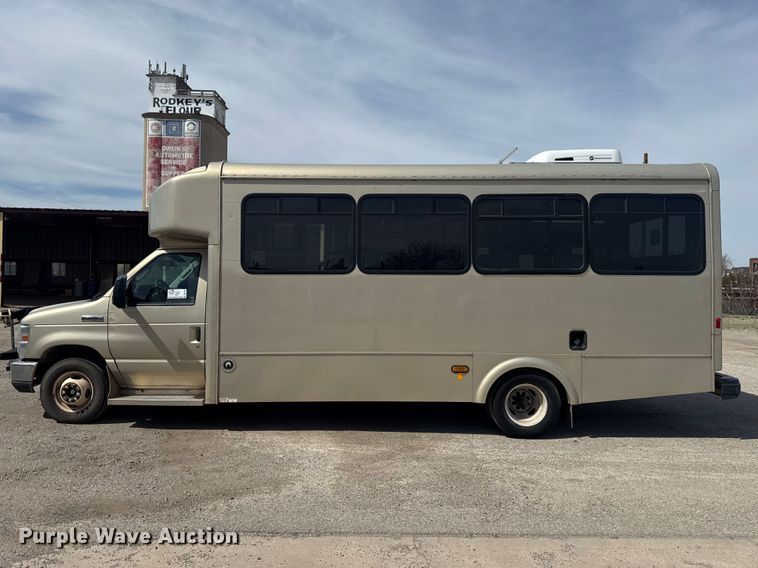 image for item DR1006 2016 Ford E450 shuttle bus