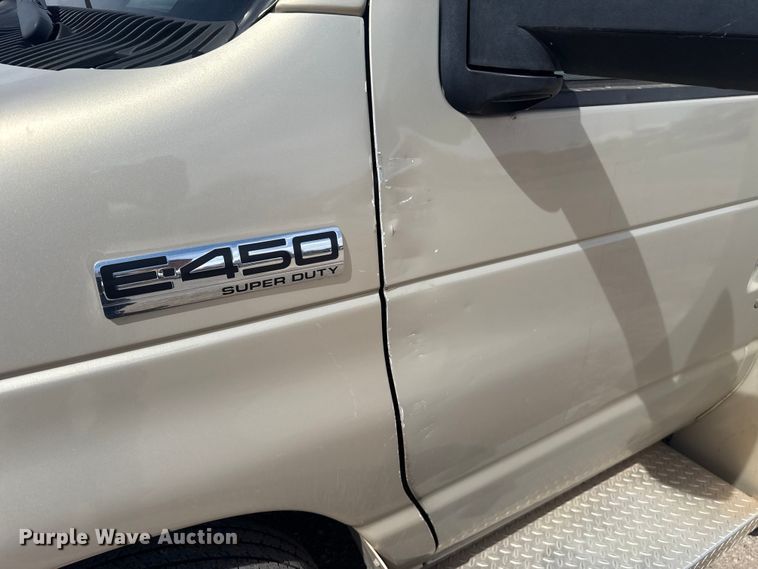 image for item DR1006 2016 Ford E450 shuttle bus