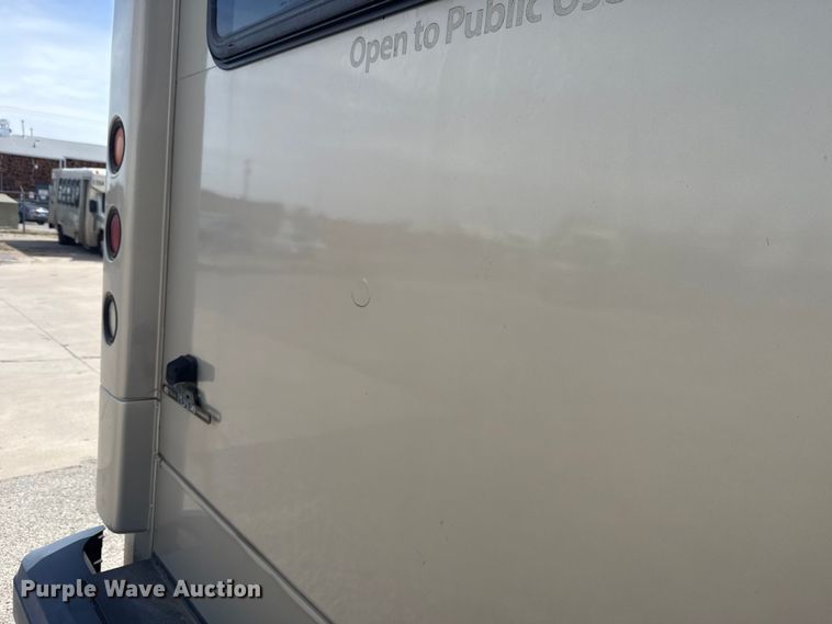 image for item DR1006 2016 Ford E450 shuttle bus