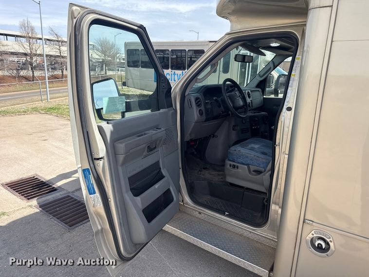 image for item DR1006 2016 Ford E450 shuttle bus