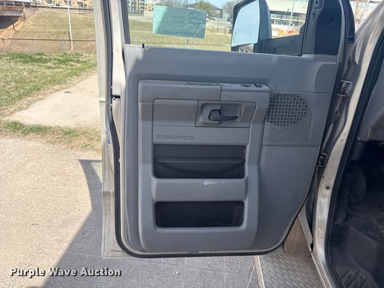 image for item DR1006 2016 Ford E450 shuttle bus