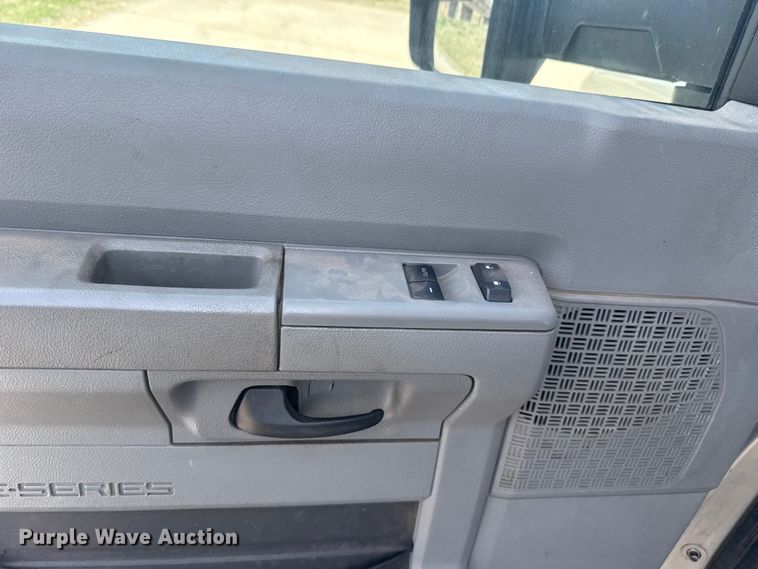 image for item DR1006 2016 Ford E450 shuttle bus