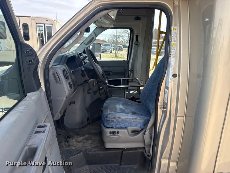 image for item DR1006 2016 Ford E450 shuttle bus