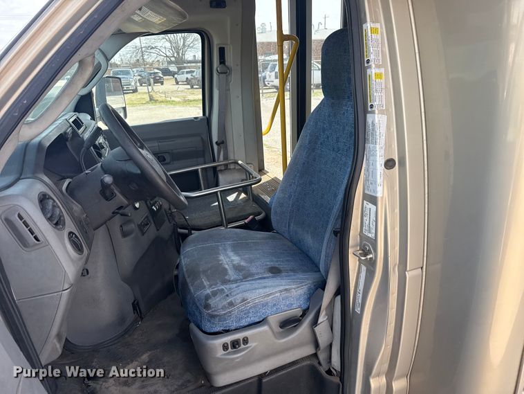 image for item DR1006 2016 Ford E450 shuttle bus