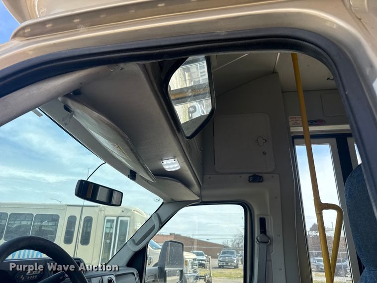 image for item DR1006 2016 Ford E450 shuttle bus