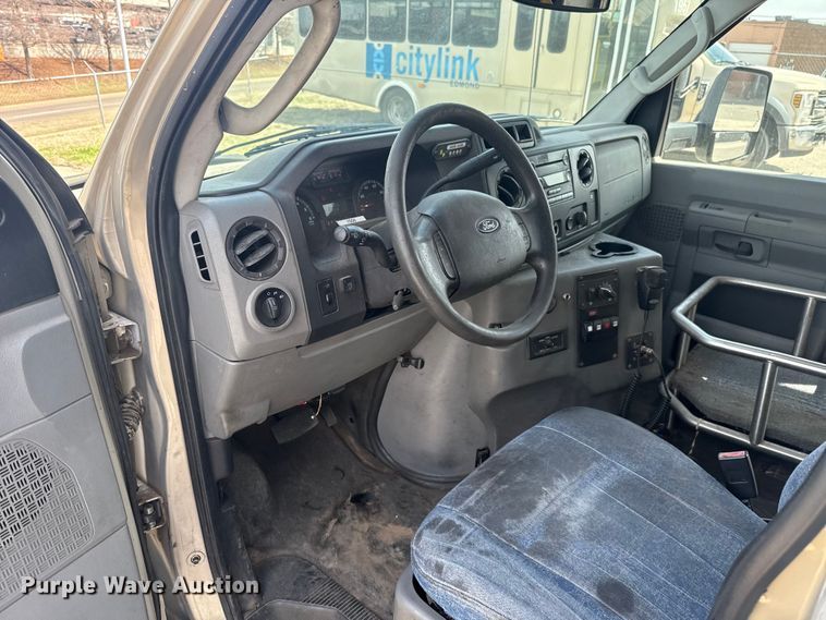 image for item DR1006 2016 Ford E450 shuttle bus