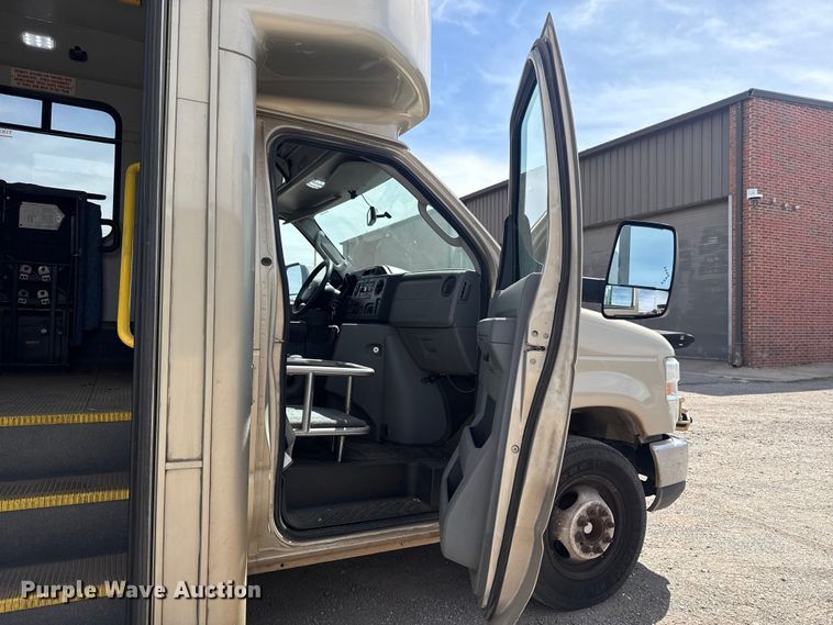 image for item DR1006 2016 Ford E450 shuttle bus
