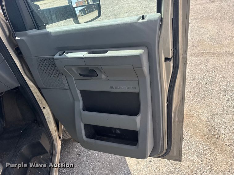 image for item DR1006 2016 Ford E450 shuttle bus