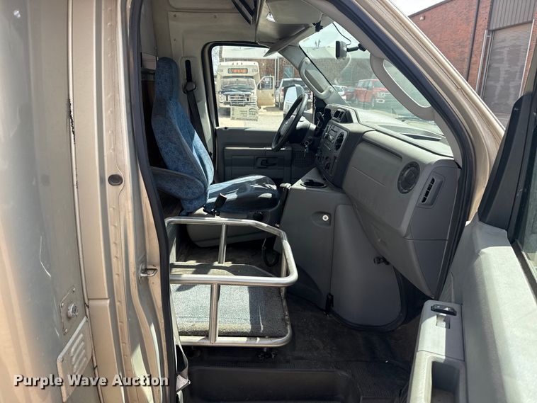 image for item DR1006 2016 Ford E450 shuttle bus