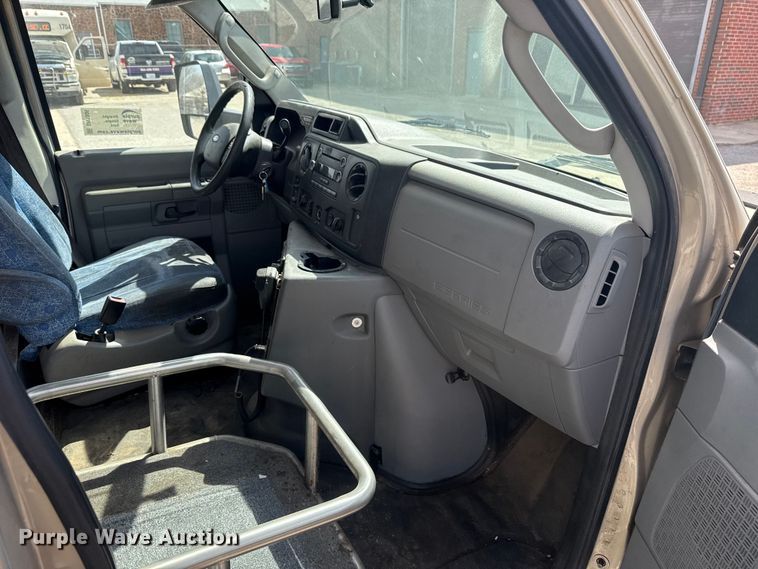 image for item DR1006 2016 Ford E450 shuttle bus
