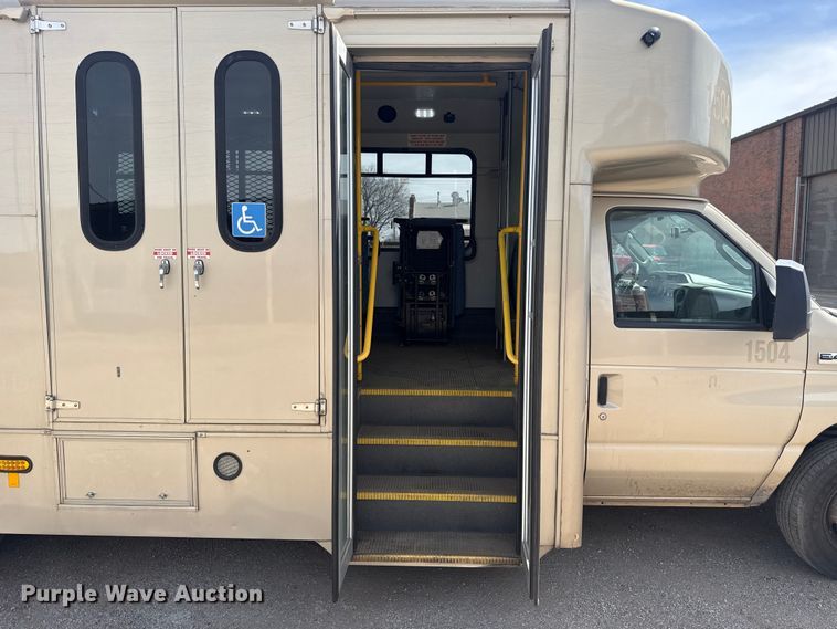 image for item DR1006 2016 Ford E450 shuttle bus