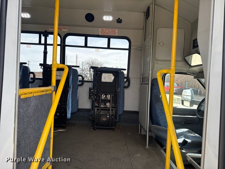 image for item DR1006 2016 Ford E450 shuttle bus