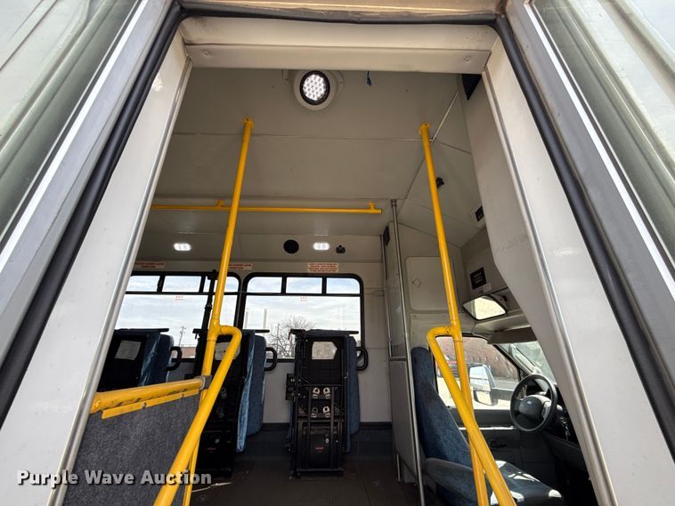 image for item DR1006 2016 Ford E450 shuttle bus