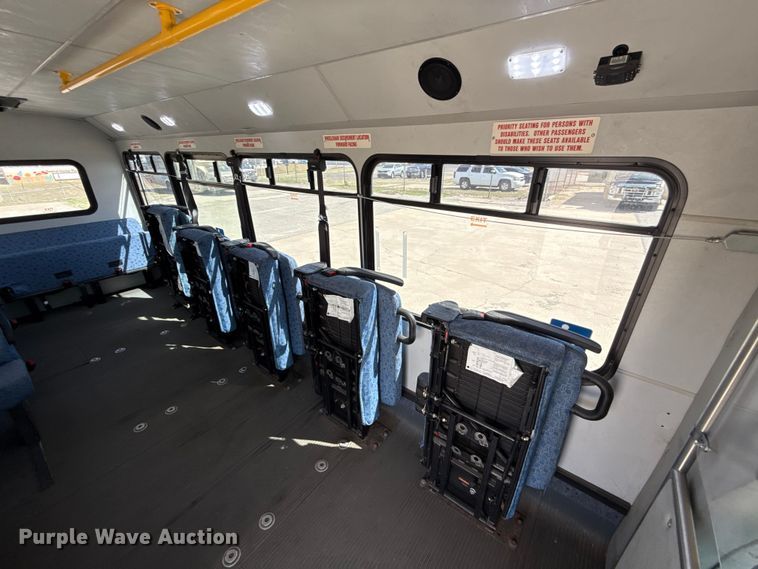 image for item DR1006 2016 Ford E450 shuttle bus