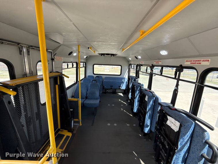 image for item DR1006 2016 Ford E450 shuttle bus