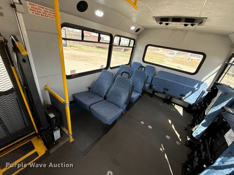 image for item DR1006 2016 Ford E450 shuttle bus