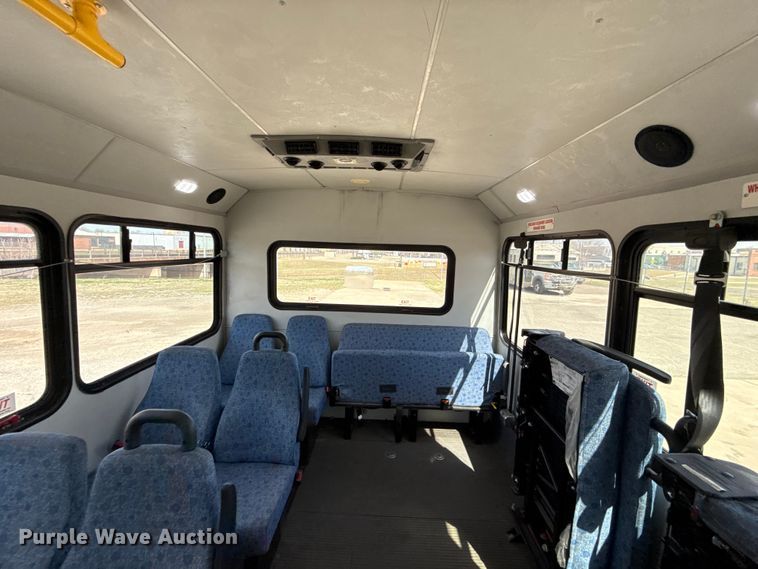 image for item DR1006 2016 Ford E450 shuttle bus