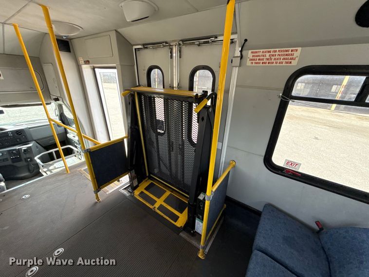 image for item DR1006 2016 Ford E450 shuttle bus