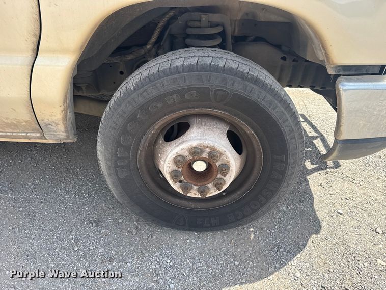 image for item DR1006 2016 Ford E450 shuttle bus