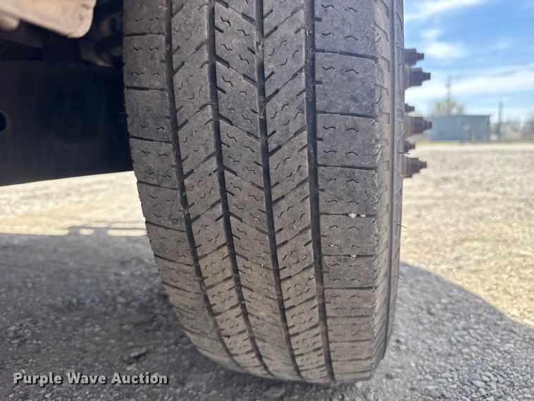 image for item DR1006 2016 Ford E450 shuttle bus