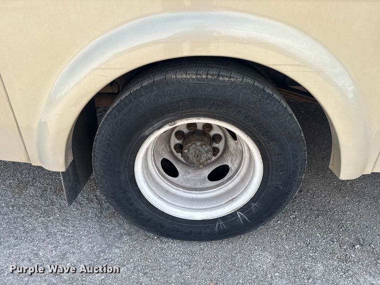 image for item DR1006 2016 Ford E450 shuttle bus