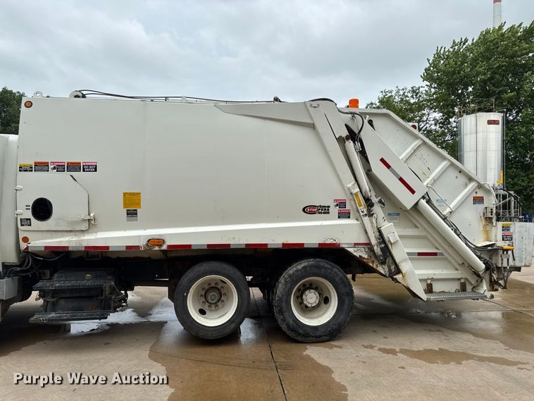 image for item DV2016 2006 International MA035 refuse truck