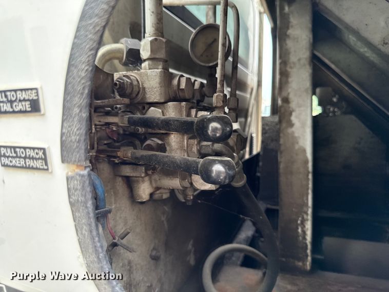 image for item DV2016 2006 International MA035 refuse truck