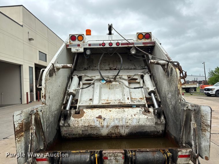 image for item DV2016 2006 International MA035 refuse truck