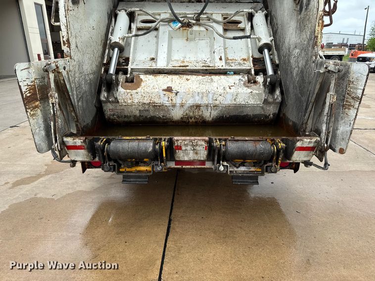 image for item DV2016 2006 International MA035 refuse truck