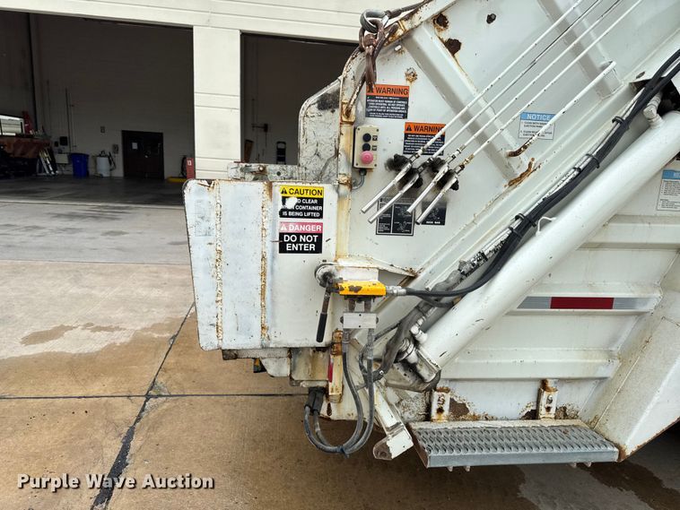image for item DV2016 2006 International MA035 refuse truck