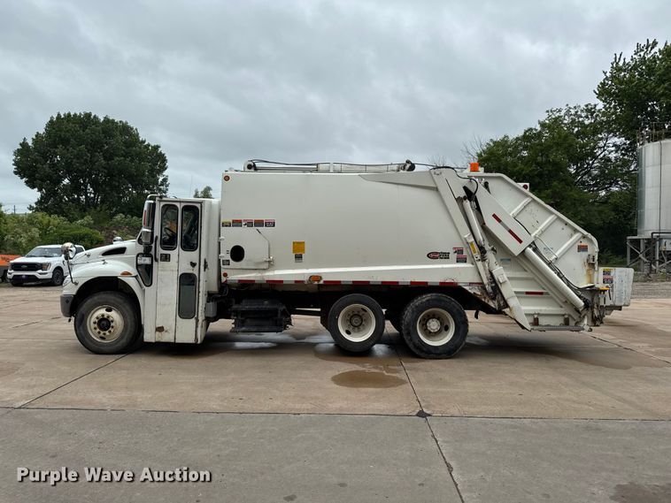 image for item DV2016 2006 International MA035 refuse truck