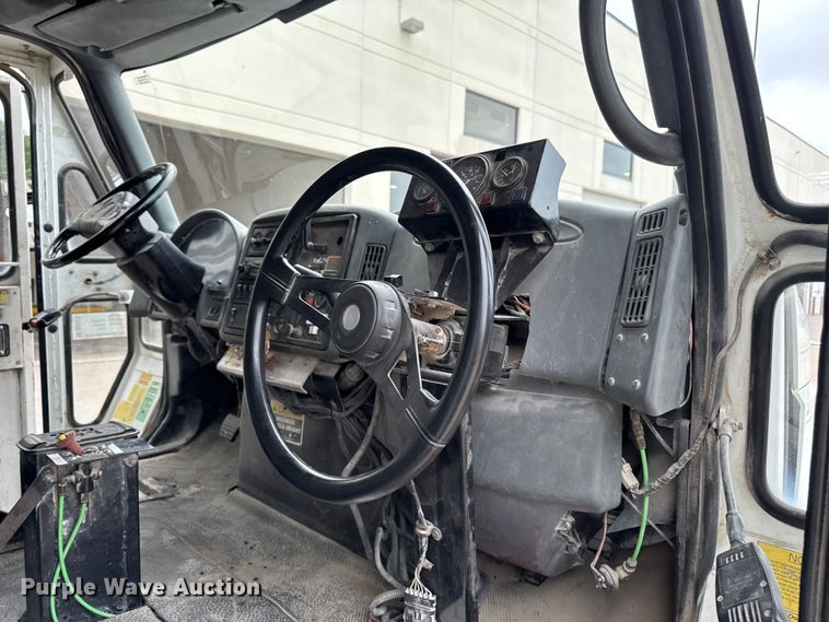 image for item DV2016 2006 International MA035 refuse truck