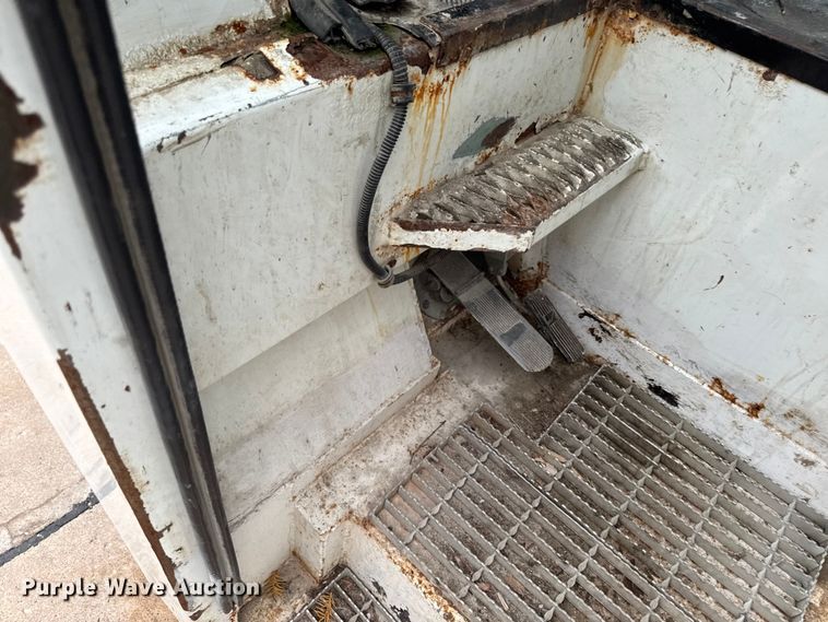image for item DV2016 2006 International MA035 refuse truck