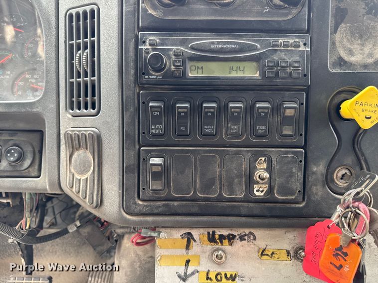 image for item DV2016 2006 International MA035 refuse truck