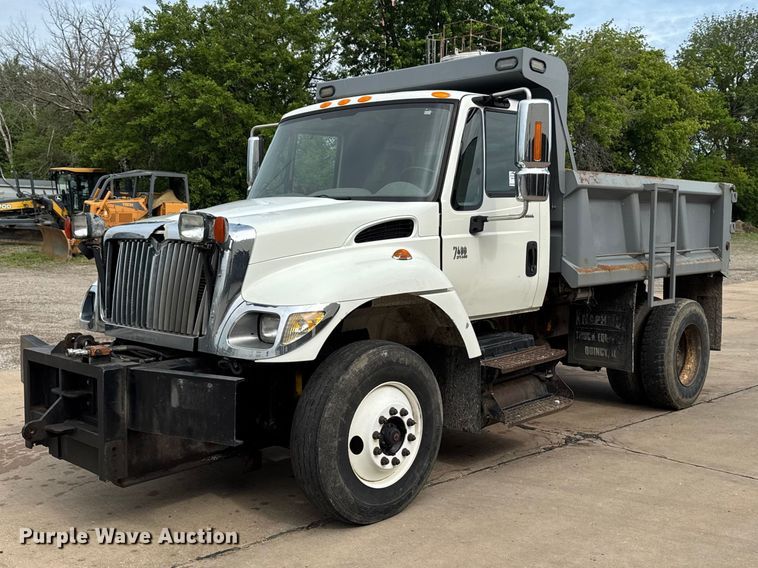 image for item DV2017 2003 International 7400 dump truck