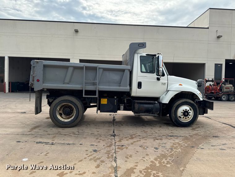 image for item DV2017 2003 International 7400 dump truck