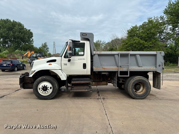 image for item DV2017 2003 International 7400 dump truck