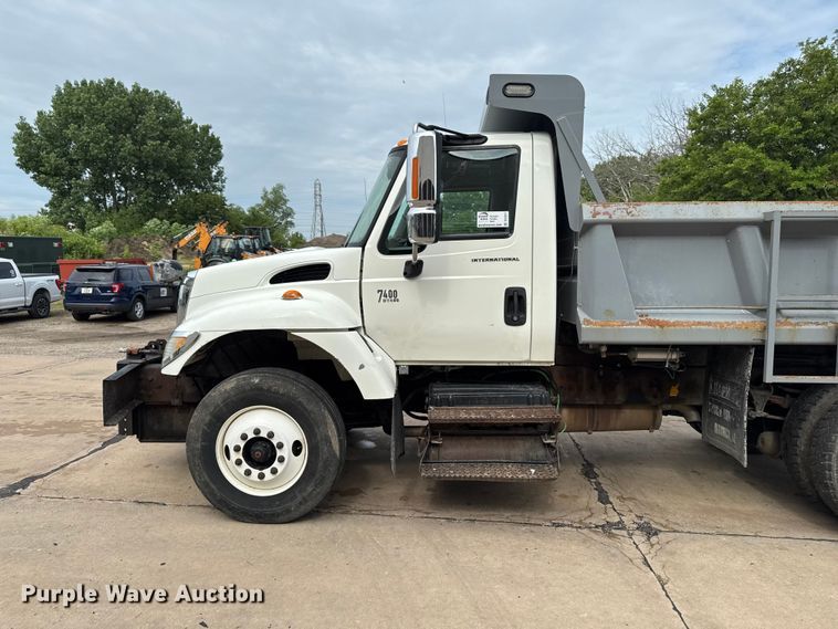 image for item DV2017 2003 International 7400 dump truck