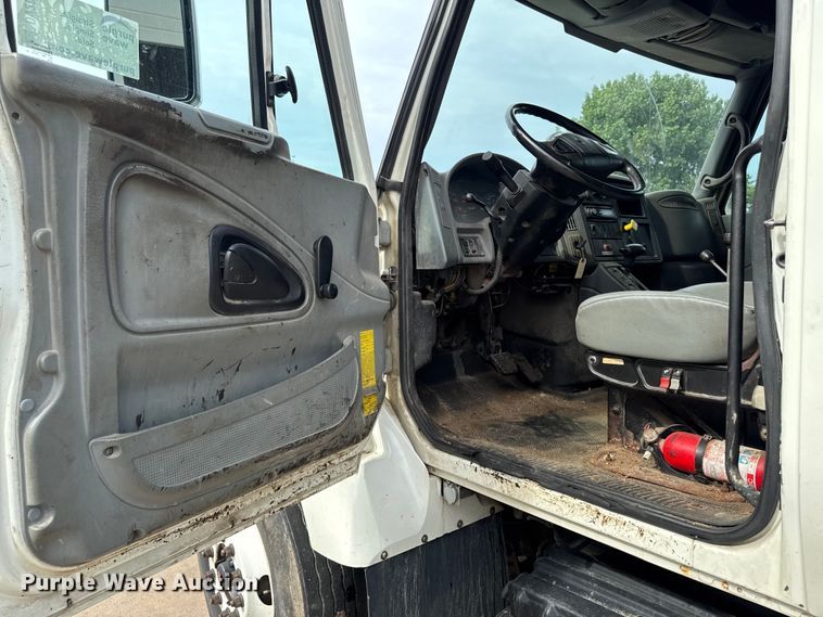 image for item DV2017 2003 International 7400 dump truck