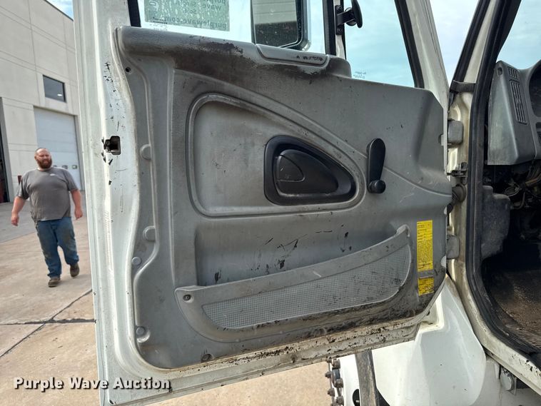 image for item DV2017 2003 International 7400 dump truck