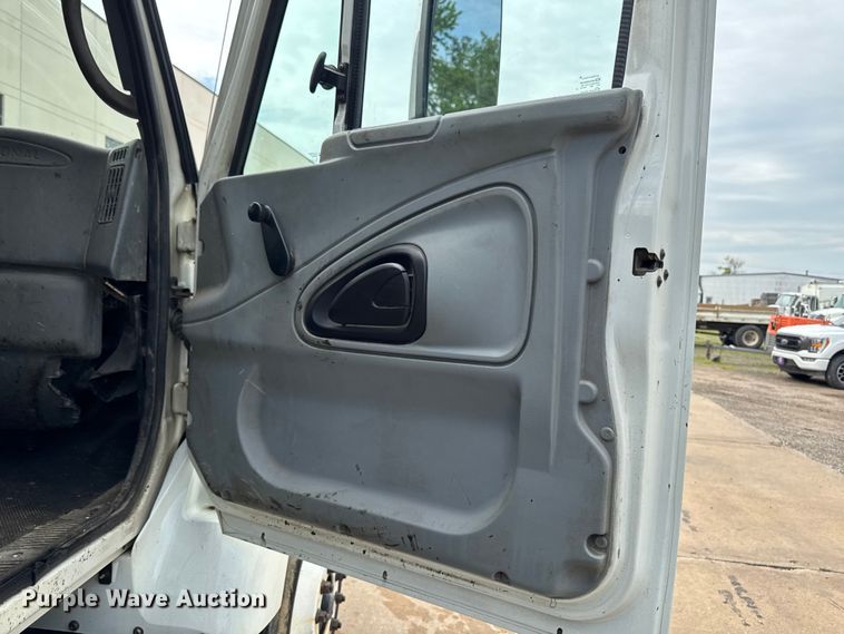 image for item DV2017 2003 International 7400 dump truck