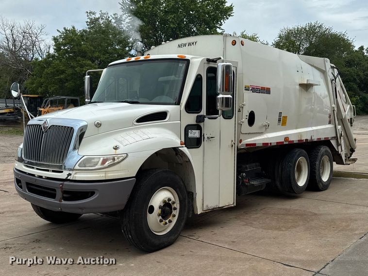 image for item DV2018 2007 International 4400 refuse truck