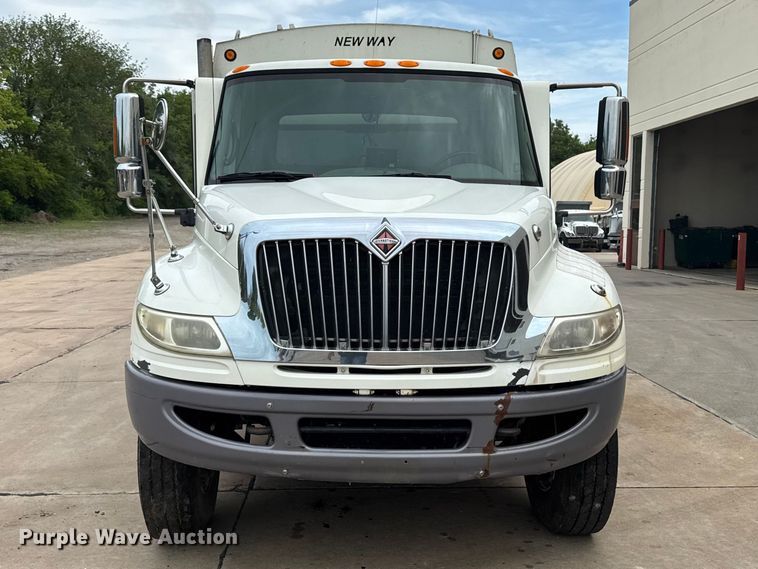 image for item DV2018 2007 International 4400 refuse truck