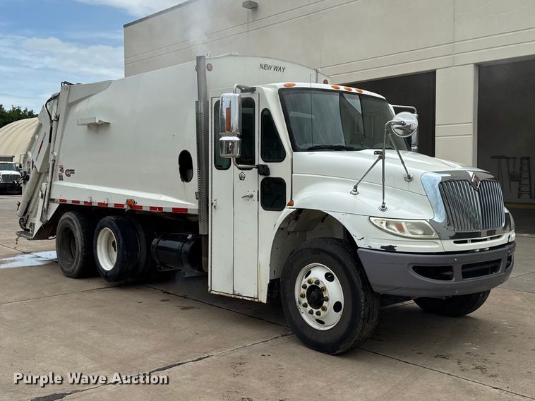 image for item DV2018 2007 International 4400 refuse truck