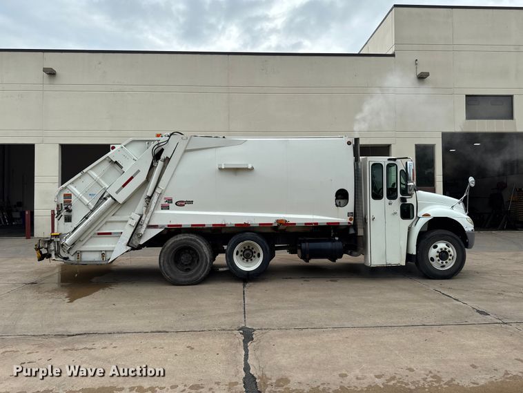 image for item DV2018 2007 International 4400 refuse truck