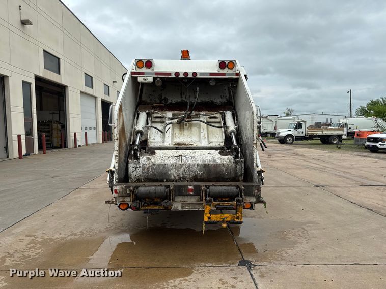 image for item DV2018 2007 International 4400 refuse truck