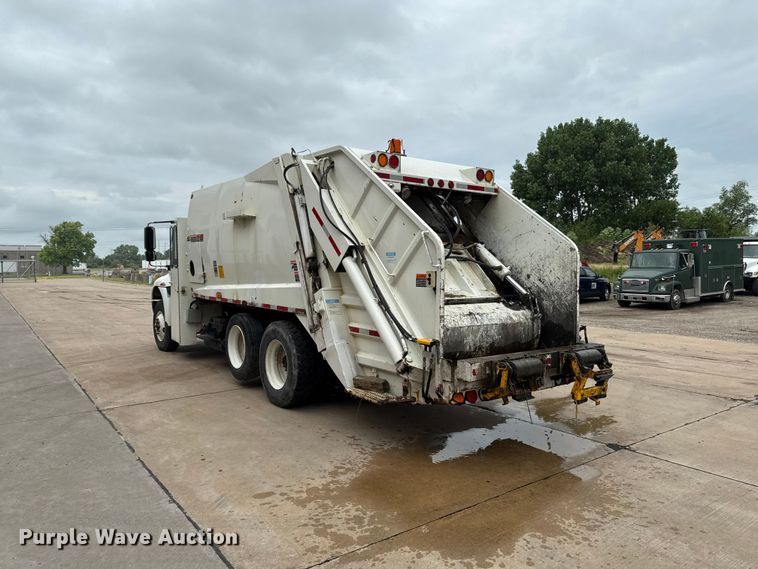 image for item DV2018 2007 International 4400 refuse truck
