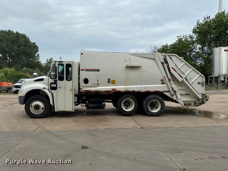 image for item DV2018 2007 International 4400 refuse truck
